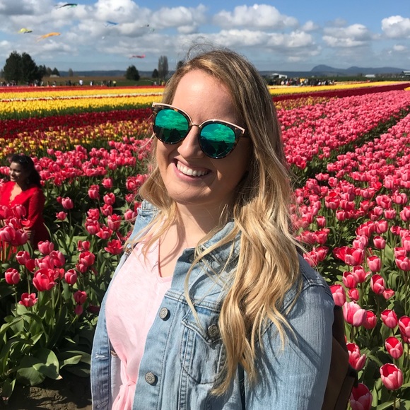 Meet your Posher, Becca - Picture 2 of 4